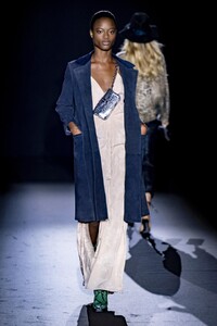 defile-zadig-amp-voltaire-printemps-ete-2020-paris-look-6.thumb.jpg.f1c1e25b079d45b7962a9e34772633f5.jpg