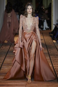 defile-zuhair-murad-printemps-ete-2020-paris-look-41.thumb.jpg.c2d6d2252652a5905e1559b4a28e68ec.jpg