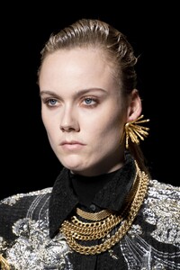 detail-defile-alberta-ferretti-automne-hiver-2020-2021-milan-detail-127.thumb.jpg.e23febf913ee390d8b30f7641c1cf2cf.jpg