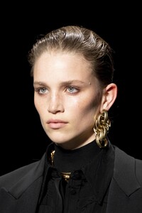 detail-defile-alberta-ferretti-automne-hiver-2020-2021-milan-detail-136.thumb.jpg.2bf52b1547f156e1080204a072f1d322.jpg