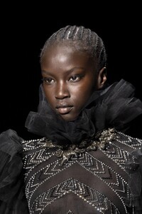 detail-defile-alberta-ferretti-automne-hiver-2020-2021-milan-detail-140.thumb.jpg.ef519ea7e7d783f9fdb32303ed300022.jpg