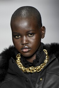detail-defile-alberta-ferretti-automne-hiver-2020-2021-milan-detail-5.thumb.jpg.6dec8a94d27aa6cc3ead3de34fdc0fee.jpg