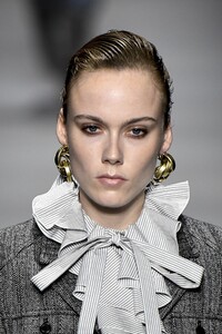 detail-defile-alberta-ferretti-automne-hiver-2020-2021-milan-detail-6.thumb.jpg.5b7af85acfd652eda593f6f893c41119.jpg