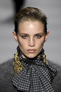 detail-defile-alberta-ferretti-automne-hiver-2020-2021-milan-detail-8.thumb.jpg.040838dacf1993cb86e76df9285803c4.jpg