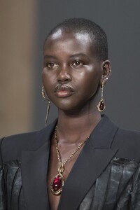 detail-defile-alexander-mcqueen-printemps-ete-2020-paris-detail-176.thumb.jpg.a8bec8ba79093da3b7e8afe89bc88b84.jpg