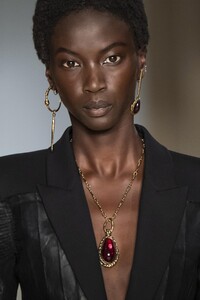 detail-defile-alexander-mcqueen-printemps-ete-2020-paris-detail-4.thumb.jpg.392aa2c04cd9af47bcc2610d93e9ef24.jpg