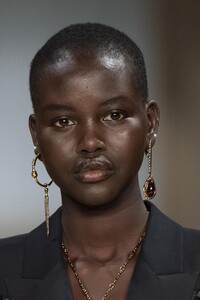 detail-defile-alexander-mcqueen-printemps-ete-2020-paris-detail-48.thumb.jpg.252df4a80937a9b03767ac7b7d759dad.jpg
