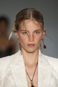 detail-defile-alexander-mcqueen-printemps-ete-2020-paris-detail-7.thumb.jpg.d9ba9fbca41488bec69c12b964bae1d9.jpg