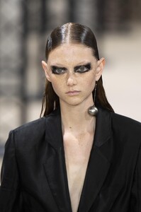 detail-defile-ann-demeulemeester-printemps-ete-2020-paris-detail-7.thumb.jpg.7e3a2e8345d1852cc8e773fb7394077f.jpg
