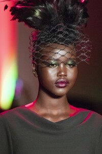 detail-defile-anna-sui-automne-hiver-2020-2021-new-york-detail-115.thumb.jpg.d552bb2d244691aff201b8e58c6f199e.jpg