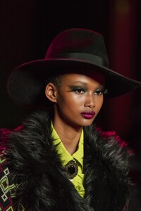detail-defile-anna-sui-automne-hiver-2020-2021-new-york-detail-152.thumb.jpg.0d5a6ecefe25d9768b9d6d6315de6105.jpg
