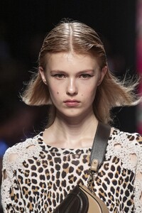 detail-defile-blumarine-printemps-ete-2020-milan-detail-10.thumb.jpg.61c0dc5b4b4c01d42236b95a0c468438.jpg