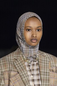 detail-defile-burberry-automne-hiver-2020-2021-londres-detail-109.thumb.jpg.8f0b316d747046a14bb4b157d4acd627.jpg