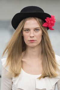 detail-defile-chanel-printemps-ete-2020-paris-detail-5.thumb.jpg.984ac1bc66cdfbebe541f1291adbda7d.jpg