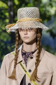 detail-defile-christian-dior-printemps-ete-2020-paris-detail-229.thumb.jpg.db76288b9e184ef3a9214bc84aa22a45.jpg