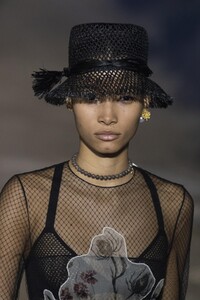detail-defile-christian-dior-printemps-ete-2020-paris-detail-85.thumb.jpg.4adc589f1642d2ae1e266957cdc00c4d.jpg