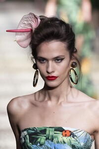 detail-defile-dolce-amp-gabbana-printemps-ete-2020-milan-detail-157.thumb.jpg.008f9e63837ba86bee784de5bac11020.jpg