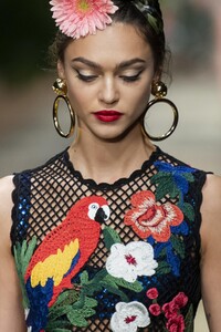 detail-defile-dolce-amp-gabbana-printemps-ete-2020-milan-detail-21.thumb.jpg.9c218590c8bb6e831c52b089289cbc6c.jpg