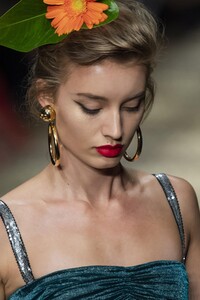 detail-defile-dolce-amp-gabbana-printemps-ete-2020-milan-detail-37.thumb.jpg.54375801026d3e9bc5c7602d785d1b26.jpg