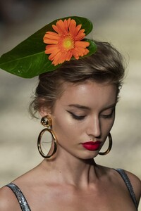 detail-defile-dolce-amp-gabbana-printemps-ete-2020-milan-detail-38.thumb.jpg.9c46d86bc2190200906d1f46c26b06cc.jpg
