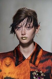 detail-defile-dries-van-noten-printemps-ete-2020-paris-detail-14.thumb.jpg.3d30a6885b7ac6a2899a94cdf490dfe1.jpg