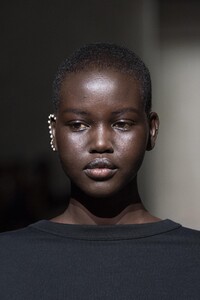 detail-defile-dries-van-noten-printemps-ete-2020-paris-detail-27.thumb.jpg.a15c021c33a932a48bc6a76f2aec225a.jpg