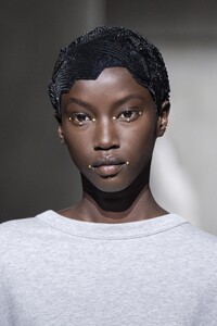 detail-defile-dries-van-noten-printemps-ete-2020-paris-detail-68.thumb.jpg.16142d542b428d0f9f2f09dd516f8eca.jpg