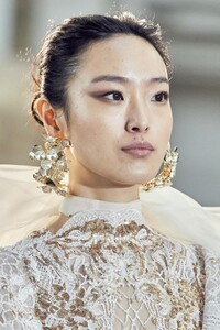 detail-defile-elie-saab-printemps-ete-2020-paris-detail-30.thumb.jpg.bc9f179d170a28985ea85ded194d0a6d.jpg