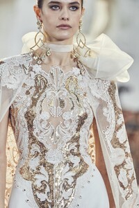 detail-defile-elie-saab-printemps-ete-2020-paris-detail-32.thumb.jpg.b2772267335277d757a412b54889a183.jpg