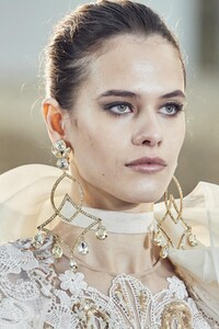 detail-defile-elie-saab-printemps-ete-2020-paris-detail-34.thumb.jpg.32b53cd1409bf1cf84497917e002453a.jpg
