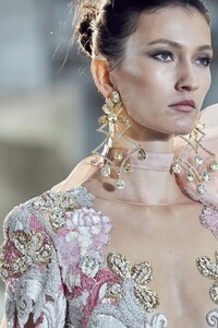 detail-defile-elie-saab-printemps-ete-2020-paris-detail-48.thumb.jpg.bab6f099e9aa522f9afb39c152c95d1d.jpg