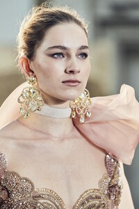 detail-defile-elie-saab-printemps-ete-2020-paris-detail-64.thumb.jpg.a12a5d321db6edad2d2d6ead1f9e6ff3.jpg