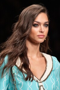 detail-defile-elisabetta-franchi-printemps-ete-2020-milan-detail-171.thumb.jpg.74051ea9ddf489bbb27837ff015e562f.jpg
