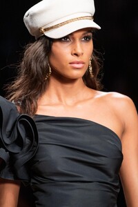 detail-defile-elisabetta-franchi-printemps-ete-2020-milan-detail-4.thumb.jpg.70921dcab86de169ff04b891008af827.jpg