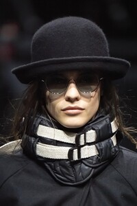 detail-defile-emporio-armani-automne-hiver-2020-2021-milan-detail-2.thumb.jpg.925d219d500e615ce704e6b364c01bce.jpg