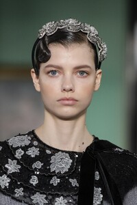 detail-defile-erdem-automne-hiver-2020-2021-londres-detail-155.thumb.jpg.334639f31a0159c9d643dcad7f088f67.jpg