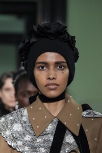 detail-defile-erdem-automne-hiver-2020-2021-londres-detail-159.thumb.jpg.af1b2675f392c150c2bde9e28ab2c6d0.jpg