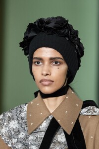 detail-defile-erdem-automne-hiver-2020-2021-londres-detail-39.thumb.jpg.3adb924514a19699e33200aa2eb5e52a.jpg