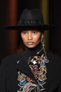 detail-defile-etro-automne-hiver-2020-2021-milan-detail-101.thumb.jpg.e2db9f7fc00c6a34954bde4408f712da.jpg