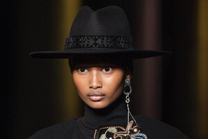 detail-defile-etro-automne-hiver-2020-2021-milan-detail-102.thumb.jpg.a94737d5e11c8d938943869e3a3bdabf.jpg