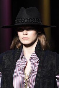 detail-defile-etro-automne-hiver-2020-2021-milan-detail-106.thumb.jpg.49d3ea484025616b1e64ad39db308411.jpg