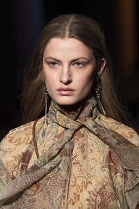 detail-defile-etro-automne-hiver-2020-2021-milan-detail-40.thumb.jpg.930040f42267684b362fc947ccba77ce.jpg