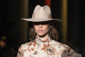 detail-defile-etro-automne-hiver-2020-2021-milan-detail-8.thumb.jpg.f3251bba2ba4df2ddffda90d4b5cc30e.jpg