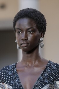 detail-defile-etro-printemps-ete-2020-milan-detail-210.thumb.jpg.b994e2e443b0248049b61e6e1aa3488f.jpg