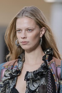 detail-defile-etro-printemps-ete-2020-milan-detail-216.thumb.jpg.2ecbcbbd1c5ed544b3a5f15c72059faf.jpg