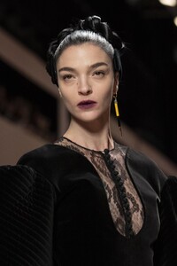 detail-defile-fendi-automne-hiver-2020-2021-milan-detail-147.thumb.jpg.8e39867af0e1ee62d34c26b43d7068ee.jpg