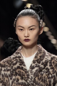 detail-defile-fendi-automne-hiver-2020-2021-milan-detail-152.thumb.jpg.f50675eaf495e3ca6630df64e96c810d.jpg