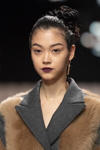 detail-defile-fendi-automne-hiver-2020-2021-milan-detail-42.thumb.jpg.d1b7d0ce08fcfcd6054fd9f00a1031aa.jpg