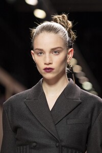 detail-defile-fendi-automne-hiver-2020-2021-milan-detail-53.thumb.jpg.3df4e3463becf49c6afc2ad981321fff.jpg