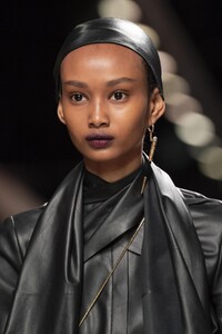 detail-defile-fendi-automne-hiver-2020-2021-milan-detail-69.thumb.jpg.33a9da5af9425f933ebef9c780c021ee.jpg